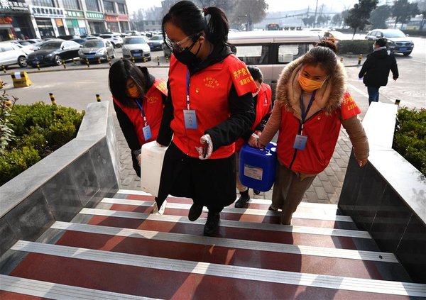 Community Staff, Volunteers Help Quarantined Residents with Daily Lives in Xi'an, NW China's Shaanxi Community Staff, Volunteers Help Quarantined Residents with Daily Lives in Xi'an, NW China's Shaanxi