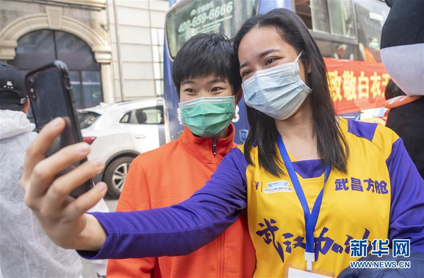 Reluctant to Say Goodbye to Jiangxi Medics Leaving Wuhan for Home Reluctant to Say Goodbye to Jiangxi Medics Leaving Wuhan for Home