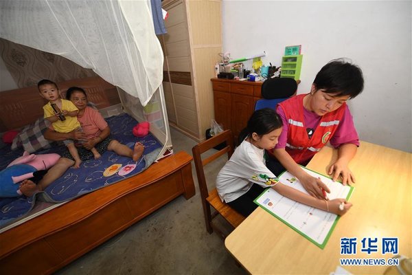 Village-Stationed Official Strives for Work-Life Balance in Anti-Poverty Battle Village-Stationed Official Strives for Work-Life Balance in Anti-Poverty Battle