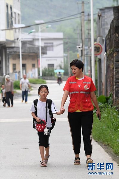 Village-Stationed Official Strives for Work-Life Balance in Anti-Poverty Battle Village-Stationed Official Strives for Work-Life Balance in Anti-Poverty Battle