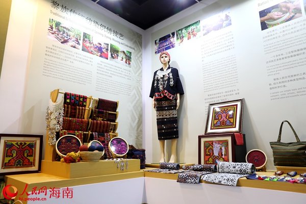 Cultures of Local Ethnic Groups in China's Hainan Displayed at Boao Forum for Asia Cultures of Local Ethnic Groups in China's Hainan Displayed at Boao Forum for Asia