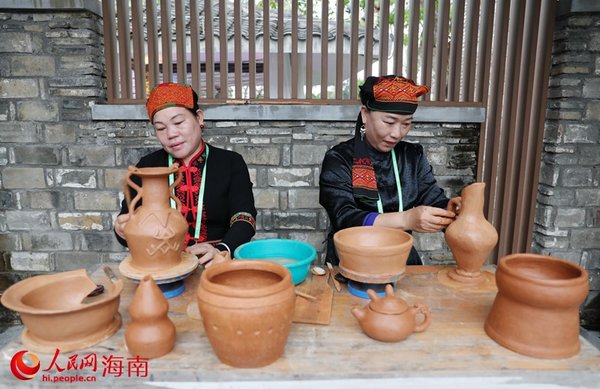 Cultures of Local Ethnic Groups in China's Hainan Displayed at Boao Forum for Asia Cultures of Local Ethnic Groups in China's Hainan Displayed at Boao Forum for Asia