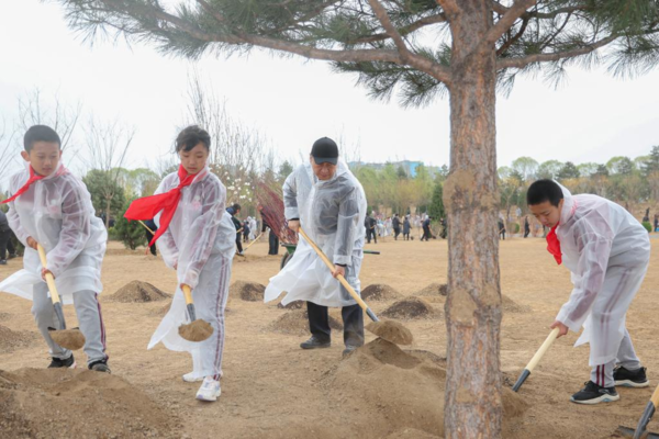 Xi Plants Trees in Beijing, Urging More Afforestation Efforts for Green Development, Building Beautiful China Xi Plants Trees in Beijing, Urging More Afforestation Efforts for Green Development, Building Beautiful China