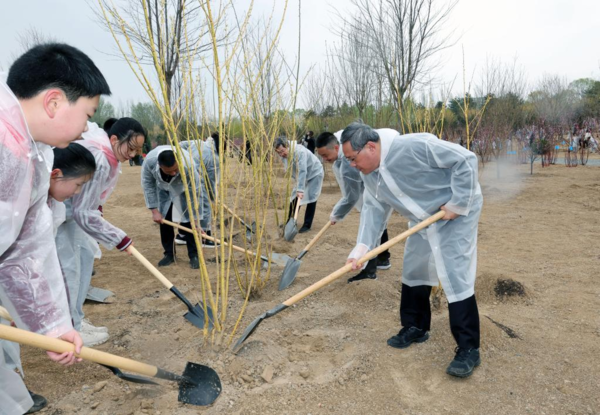 Xi Plants Trees in Beijing, Urging More Afforestation Efforts for Green Development, Building Beautiful China Xi Plants Trees in Beijing, Urging More Afforestation Efforts for Green Development, Building Beautiful China