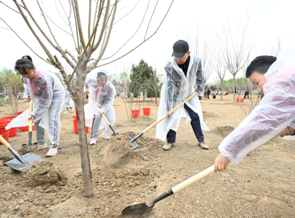 Xi Plants Trees in Beijing, Urging More Afforestation Efforts for Green Development, Building Beautiful China Xi Plants Trees in Beijing, Urging More Afforestation Efforts for Green Development, Building Beautiful China