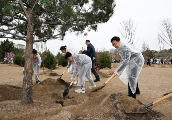 Xi Plants Trees in Beijing, Urging More Afforestation Efforts for Green Development, Building Beautiful China Xi Plants Trees in Beijing, Urging More Afforestation Efforts for Green Development, Building Beautiful China