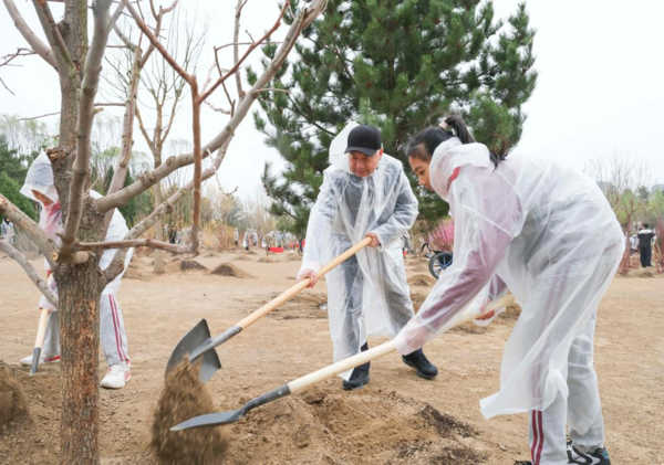 Xi Plants Trees in Beijing, Urging More Afforestation Efforts for Green Development, Building Beautiful China Xi Plants Trees in Beijing, Urging More Afforestation Efforts for Green Development, Building Beautiful China