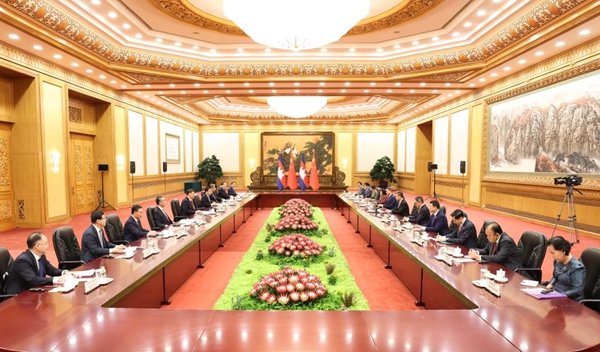Xi Meets Cambodian Prime Minister Xi Meets Cambodian Prime Minister