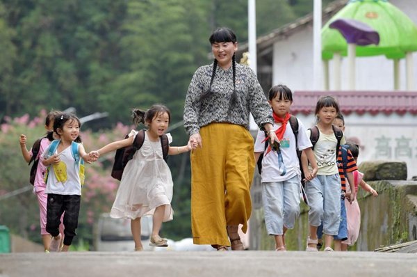 Zhi Yueying: Devoting Life to Educating Children of the Mountains Zhi Yueying: Devoting Life to Educating Children of the Mountains