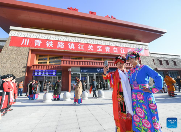 High-Speed Railway Opens to Traffic in West China Without Disturbing Panda Habitat High-Speed Railway Opens to Traffic in West China Without Disturbing Panda Habitat