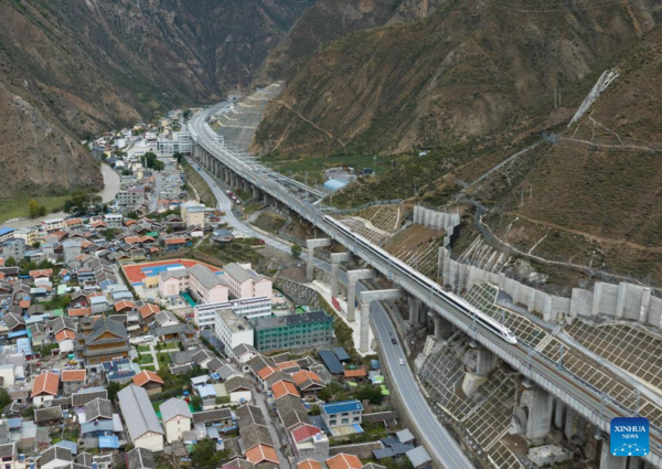 High-Speed Railway Opens to Traffic in West China Without Disturbing Panda Habitat High-Speed Railway Opens to Traffic in West China Without Disturbing Panda Habitat