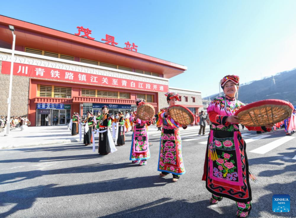 High-Speed Railway Opens to Traffic in West China Without Disturbing Panda Habitat High-Speed Railway Opens to Traffic in West China Without Disturbing Panda Habitat