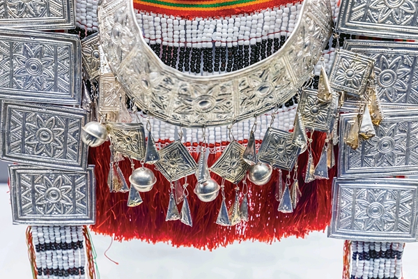 Beliefs Exhibited on Yaos' Splendid Costumes, Adornments Beliefs Exhibited on Yaos' Splendid Costumes, Adornments