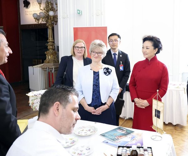 Peng Liyuan Visits Buda Castle, Has Tea with Hungarian First Lady Peng Liyuan Visits Buda Castle, Has Tea with Hungarian First Lady