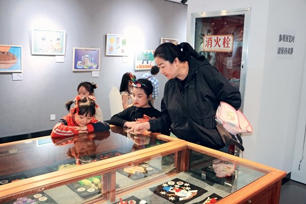 Parent-Child Painting Exhibition Highlights Ecological Protection Parent-Child Painting Exhibition Highlights Ecological Protection
