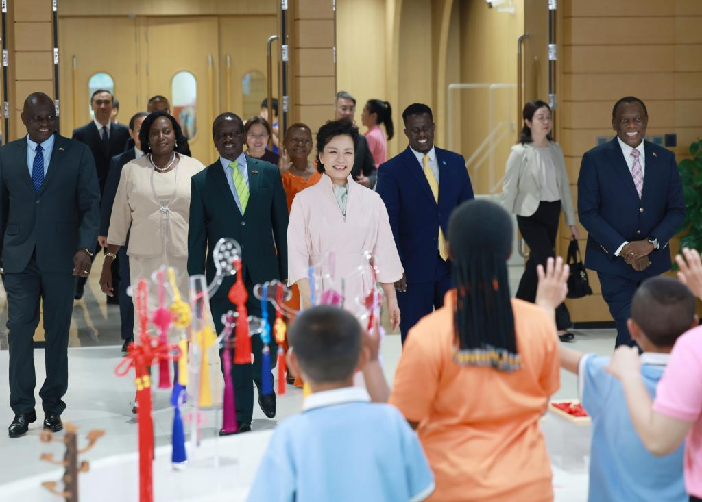 Peng Liyuan Attends Summer Camp for Chinese, African Children in Beijing Peng Liyuan Attends Summer Camp for Chinese, African Children in Beijing