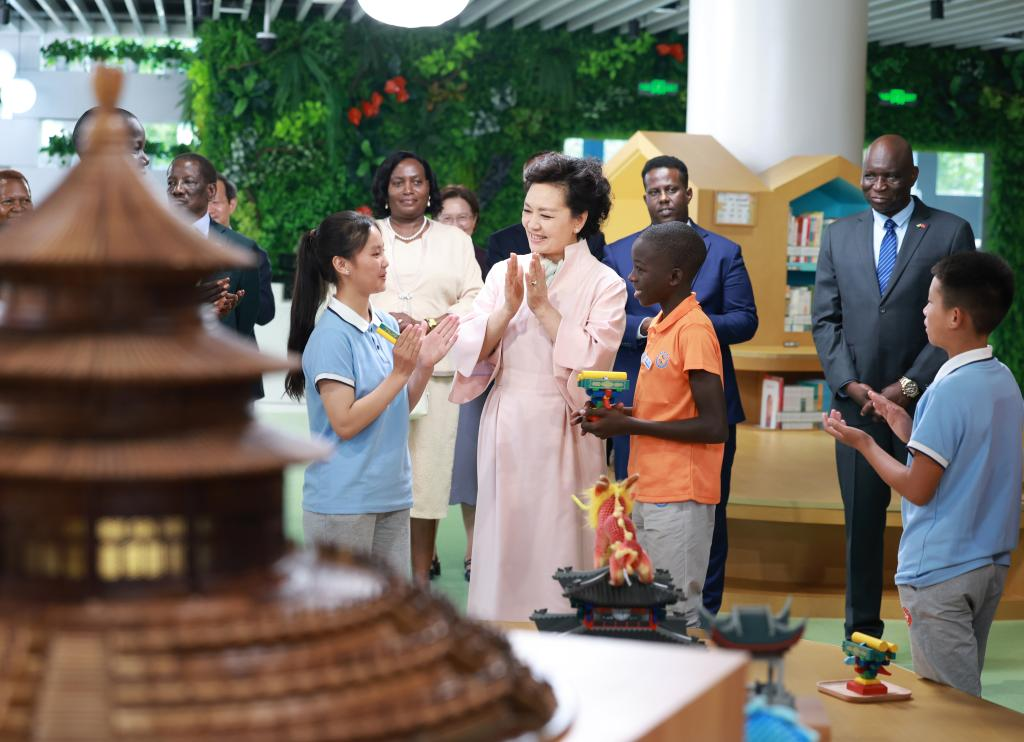 Peng Liyuan Attends Summer Camp for Chinese, African Children in Beijing Peng Liyuan Attends Summer Camp for Chinese, African Children in Beijing