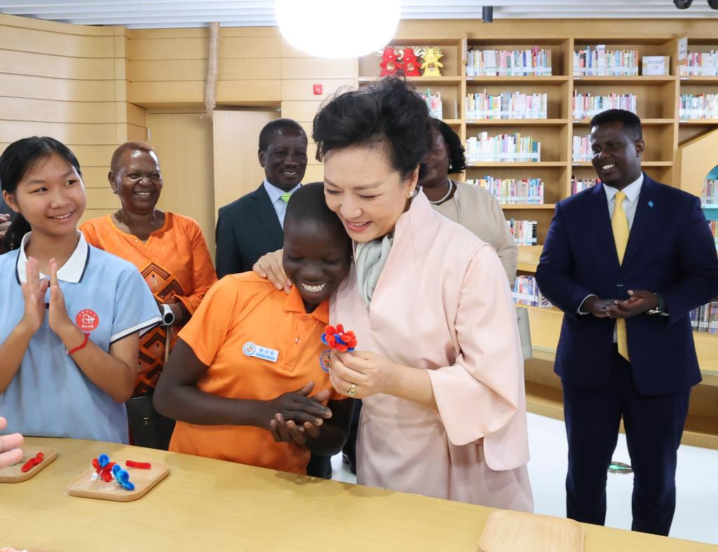 Peng Liyuan Attends Summer Camp for Chinese, African Children in Beijing Peng Liyuan Attends Summer Camp for Chinese, African Children in Beijing
