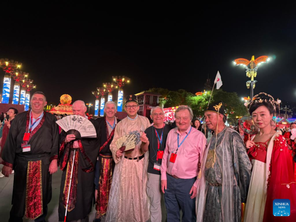 Foreign Tourists Enjoy Cultural Experiences in NW China's Xi'an Foreign Tourists Enjoy Cultural Experiences in NW China's Xi'an