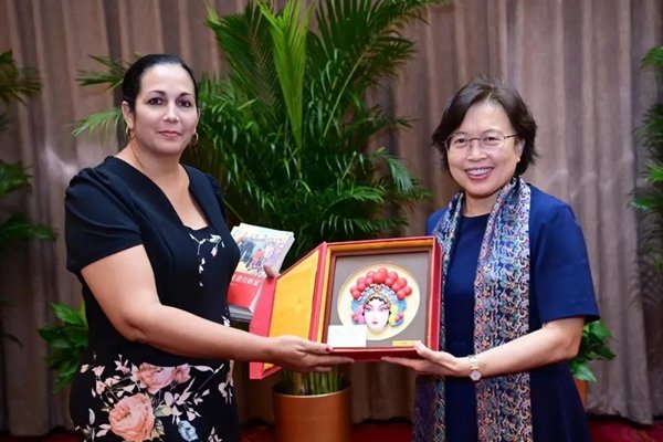 Huang Meets Delegation of Cuban Women Cadres Huang Meets Delegation of Cuban Women Cadres
