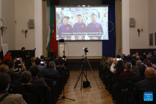 Chinese Taikonauts Engage with Bulgarian Youth in Space Dialogue