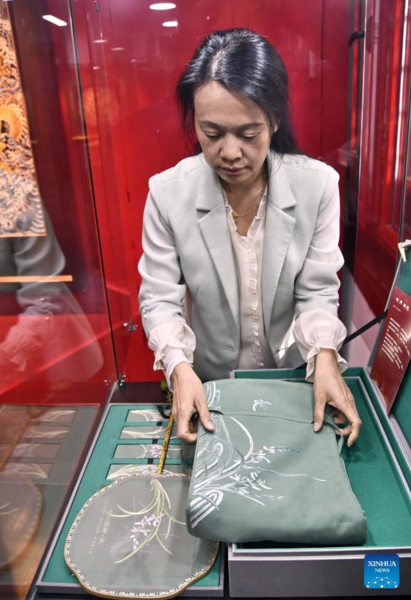 Inheritor of Beijing Embroidery Inheritor of Beijing Embroidery