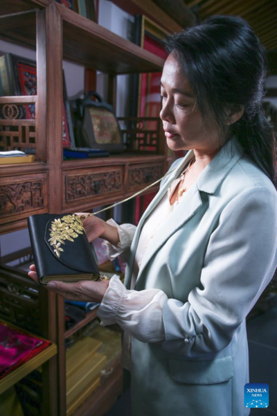 Inheritor of Beijing Embroidery Inheritor of Beijing Embroidery