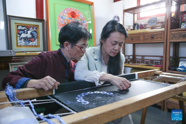 Inheritor of Beijing Embroidery Inheritor of Beijing Embroidery