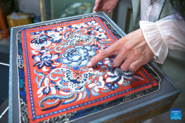 Inheritor of Beijing Embroidery Inheritor of Beijing Embroidery
