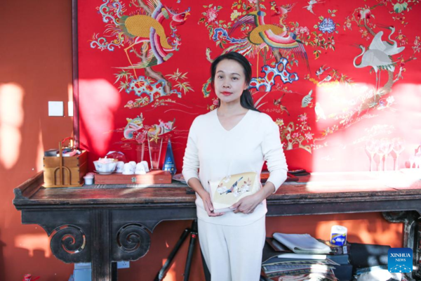 Inheritor of Beijing Embroidery Inheritor of Beijing Embroidery