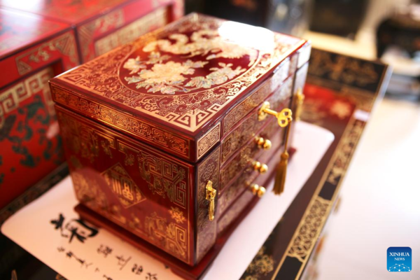 Inheritor of Gold Lacquer Inlay Art