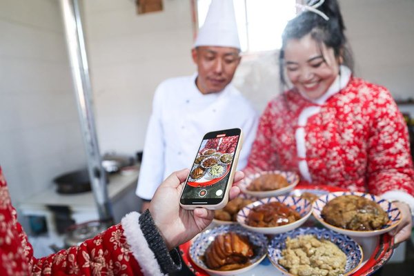 Vloggers, Live Streamers in Gansu Promote Local Specialties as Spring Festival Approaches Vloggers, Live Streamers in Gansu Promote Local Specialties as Spring Festival Approaches