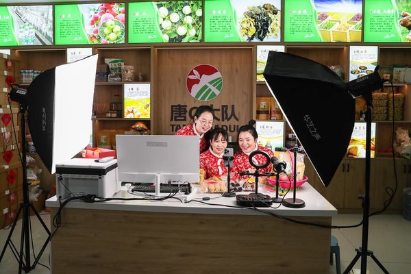 Vloggers, Live Streamers in Gansu Promote Local Specialties as Spring Festival Approaches Vloggers, Live Streamers in Gansu Promote Local Specialties as Spring Festival Approaches