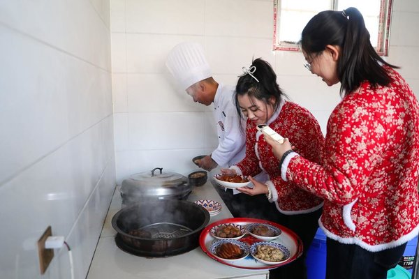 Vloggers, Live Streamers in Gansu Promote Local Specialties as Spring Festival Approaches Vloggers, Live Streamers in Gansu Promote Local Specialties as Spring Festival Approaches