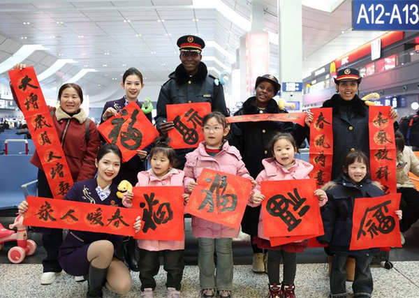 International Students Volunteer During 'Chunyun', Marvel at Convenience of High-Speed Rail International Students Volunteer During 'Chunyun', Marvel at Convenience of High-Speed Rail
