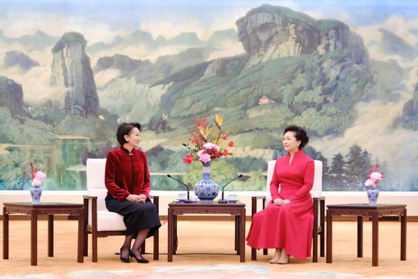 Peng Liyuan Chats Over Tea with Wife of Kyrgyz President Peng Liyuan Chats Over Tea with Wife of Kyrgyz President