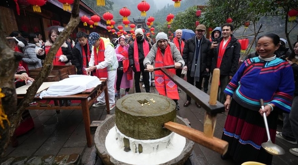 Chinese Ring in Year of the Snake with Travel, Spending Boom
