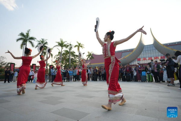 First Visa-Free ASEAN Tour Group Enters China's Xishuangbanna First Visa-Free ASEAN Tour Group Enters China's Xishuangbanna