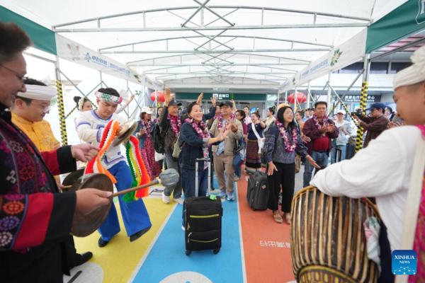First Visa-Free ASEAN Tour Group Enters China's Xishuangbanna First Visa-Free ASEAN Tour Group Enters China's Xishuangbanna