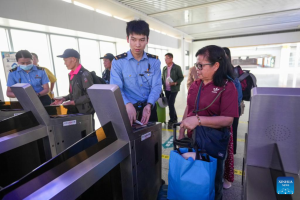 First Visa-Free ASEAN Tour Group Enters China's Xishuangbanna First Visa-Free ASEAN Tour Group Enters China's Xishuangbanna