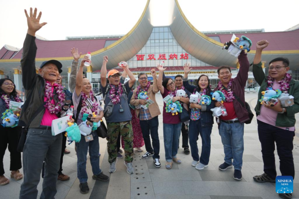 First Visa-Free ASEAN Tour Group Enters China's Xishuangbanna First Visa-Free ASEAN Tour Group Enters China's Xishuangbanna