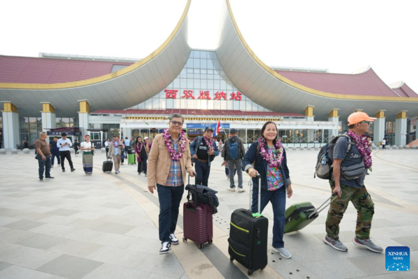 First Visa-Free ASEAN Tour Group Enters China's Xishuangbanna First Visa-Free ASEAN Tour Group Enters China's Xishuangbanna
