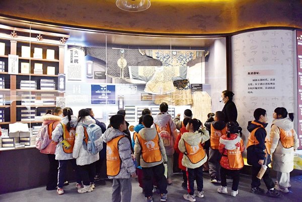 Docent Team Forges Strong Sense of Community for Chinese Nation