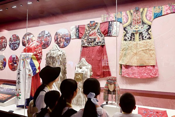 Docent Team Forges Strong Sense of Community for Chinese Nation