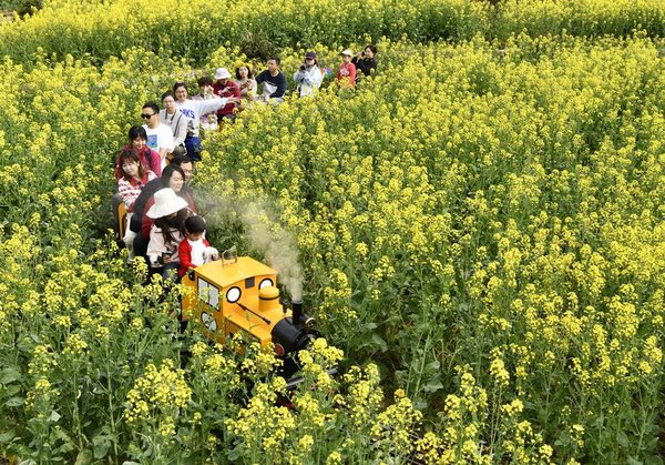 Spring Tourism Reflects the Economy Vitality Across China Spring Tourism Reflects the Economy Vitality Across China