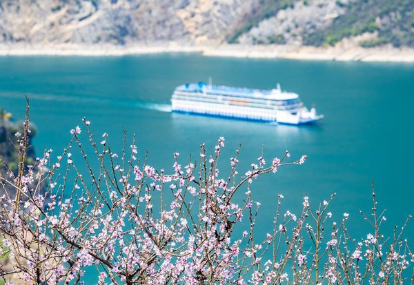 Spring Tourism Reflects the Economy Vitality Across China Spring Tourism Reflects the Economy Vitality Across China