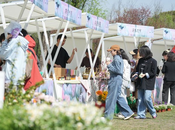 Spring Tourism Reflects the Economy Vitality Across China Spring Tourism Reflects the Economy Vitality Across China