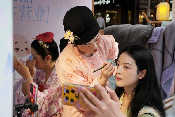Spring Tourism Reflects the Economy Vitality Across China Spring Tourism Reflects the Economy Vitality Across China