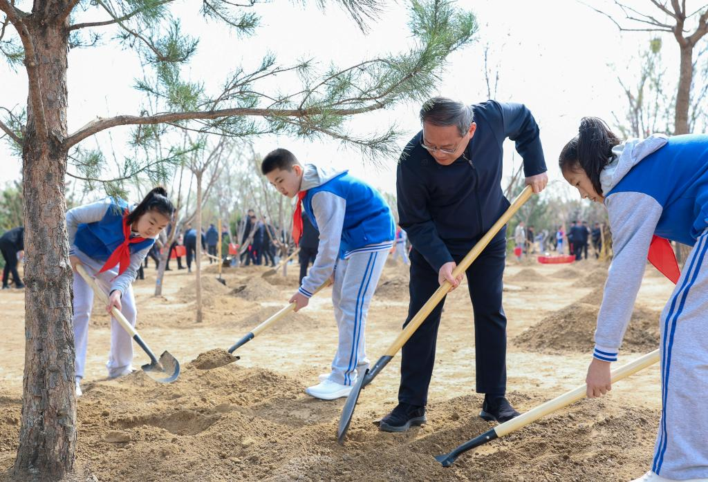 Xi Stresses Pooling Strength to Build Beautiful China Xi Stresses Pooling Strength to Build Beautiful China