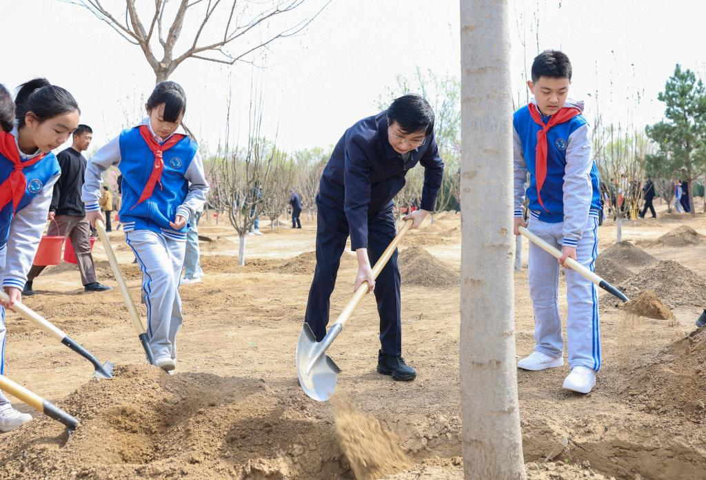 Xi Stresses Pooling Strength to Build Beautiful China Xi Stresses Pooling Strength to Build Beautiful China